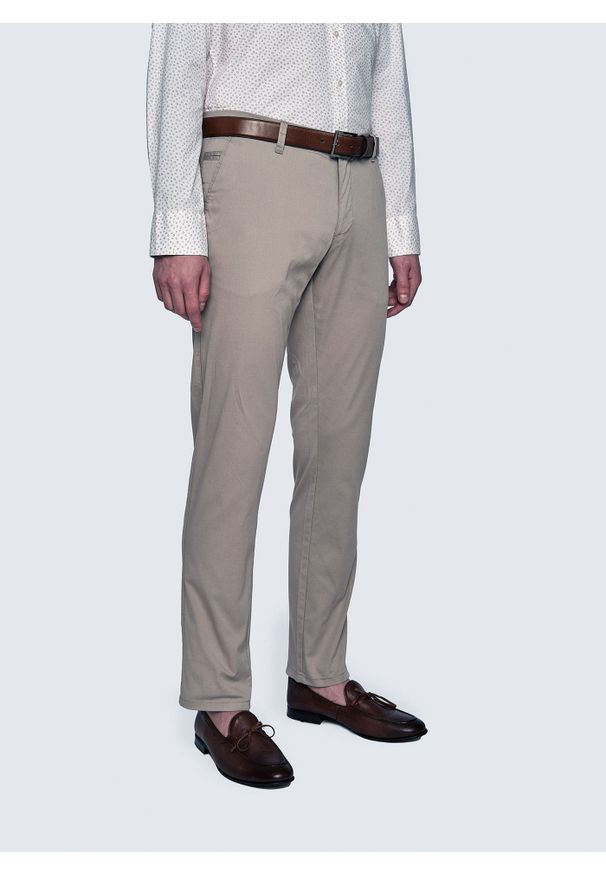 Pako Lorente - PAKO LORENTE – Męskie basicowe spodnie w kolorze khaki P23SB-WX-005-Z-0. Kolor: brązowy. Materiał: bawełna, elastan. Długość: długie. Wzór: gładki