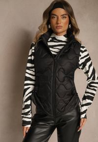 Renee - Czarna Kamizelka z Odpinanym Kapturem i Pikowanym Wzorem Tiozarе. Okazja: na co dzień. Kolor: czarny. Materiał: jeans. Sezon: jesień. Styl: casual