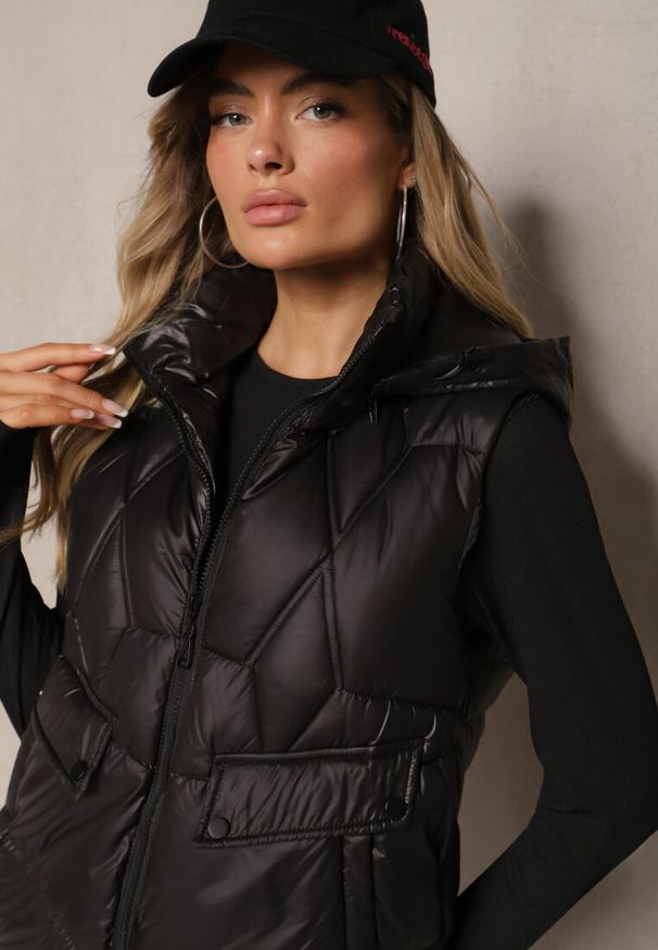 Renee - Czarna Pikowana Kamizelka z Troczkami i Odpinanym Kapturem Arrelarra. Okazja: na co dzień, na spacer. Kolor: czarny. Materiał: jeans. Styl: casual, sportowy, klasyczny, elegancki
