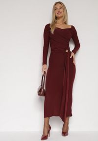 Born2be - Bordowa Dopasowana Sukienka z Ozdobnym Marszczeniem Trenem i Rozcięciem Alutria. Okazja: na wesele, na ślub cywilny. Kolor: czerwony. Długość rękawa: długi rękaw. Typ sukienki: dopasowane #6