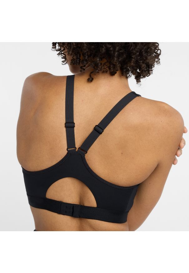 Biustonosz New Balance WB51032BK – czarny. Kolor: czarny. Materiał: tkanina, skóra, poliester, materiał. Wzór: gładki. Sport: fitness