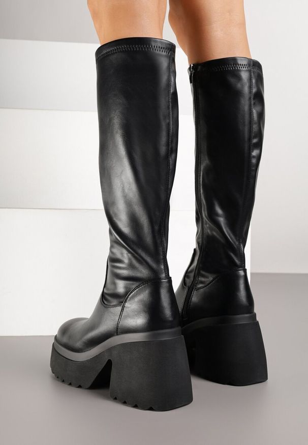 Born2be - Czarne Kozaki na Grubej Podeszwie i Obcasie z Dopasowaną Cholewką Astigalla. Okazja: na co dzień. Kolor: czarny. Materiał: jeans. Szerokość cholewki: normalna. Obcas: na obcasie. Styl: casual, elegancki. Wysokość obcasa: średni