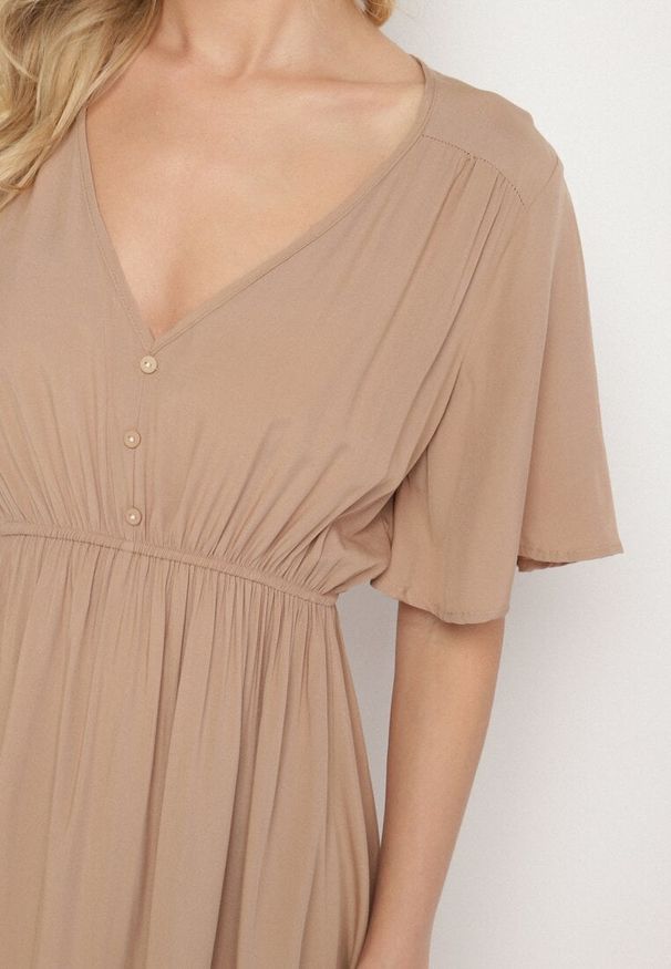 Born2be - Ciemnobeżowa Bawełniana Sukienka o Rozkloszowanym Fasonie Liranelle. Okazja: na co dzień. Typ kołnierza: dekolt w kształcie V. Kolor: beżowy. Materiał: bawełna. Długość rękawa: krótki rękaw. Sezon: lato. Typ sukienki: rozkloszowane. Styl: elegancki, casual