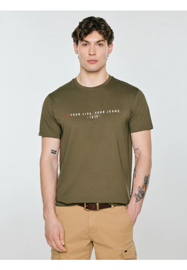 Big-Star - Koszulka męska z nadrukiem khaki Oliver 303. Okazja: na co dzień. Kolor: zielony. Materiał: dzianina. Wzór: nadruk. Styl: militarny, sportowy, klasyczny, casual