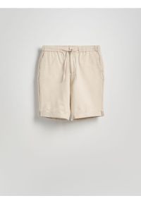 Reserved - Szorty regular z dodatkiem lnu - beżowy. Kolor: beżowy. Materiał: len
