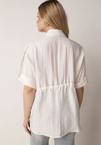 Born2be - Jasnobeżowa Nietoperzowa Koszula Safari z Lnem i Wiskozą ze Ściągaczem w Pasie Mezriss. Okazja: na co dzień, do pracy, na spotkanie biznesowe. Kolor: beżowy. Materiał: wiskoza, len. Styl: casual, biznesowy #8