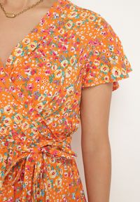 Born2be - Pomarańczowa Wiskozowa Kopertowa Sukienka Wiązana Materiałowym Sznurkiem z Gumką w Talii Zanlea. Typ kołnierza: dekolt w kształcie V. Kolor: pomarańczowy. Materiał: wiskoza, materiał. Długość rękawa: krótki rękaw. Sezon: lato. Typ sukienki: kopertowe #2