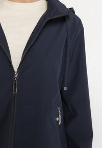 Born2be - Granatowa Kurtka Typu Wiatrówka z Odpinanym Kapturem Ndivoria. Okazja: na co dzień, na spacer. Kolor: niebieski. Materiał: jeans. Styl: casual, sportowy #3