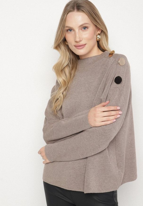 Born2be - Beżowy Sweter Ozdobiony Metalicznymi Guzikami Amentia. Typ kołnierza: golf. Kolor: beżowy. Materiał: jeans. Wzór: aplikacja. Styl: klasyczny