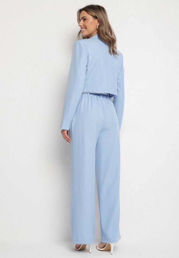 Born2be - Niebieski Komplet Garniturowy Marynarka z Broszką i Spodnie Sarkio. Kolor: niebieski