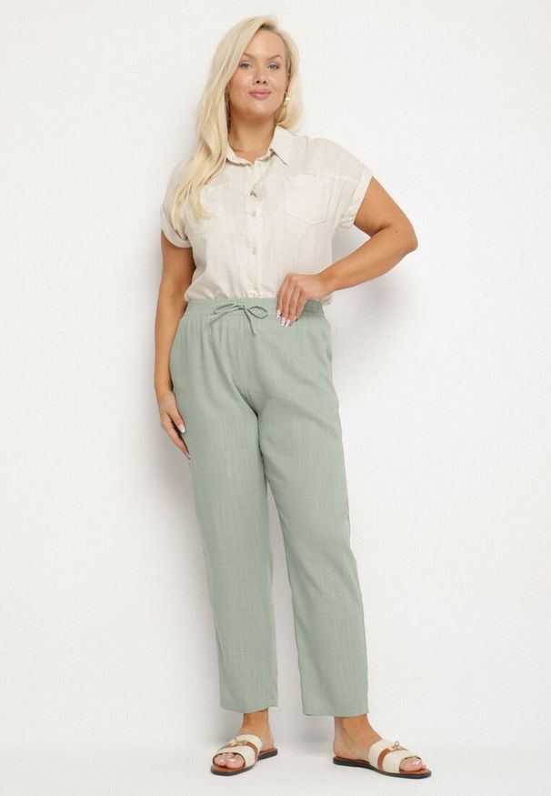 Born2be - Zielone Spodnie z Lnem i Elastyczną Gumką w Pasie Nativena. Okazja: na co dzień. Kolekcja: plus size. Kolor: zielony. Materiał: len. Styl: casual