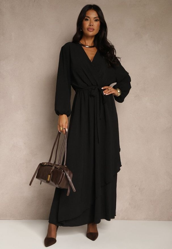 Renee - Czarna Asymetryczna Koktajlowa Sukienka z Wiskozą Kopertowym Dekoltem i Paskiem Laniea. Okazja: na imprezę. Typ kołnierza: dekolt kopertowy. Kolor: czarny. Materiał: wiskoza. Typ sukienki: kopertowe, asymetryczne. Styl: wizytowy