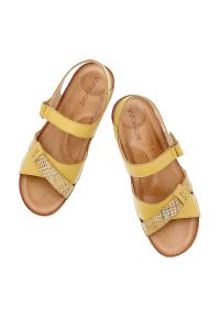 Żółte Sandały Wasak Modne Obuwie Damskie. Okazja: na co dzień. Zapięcie: rzepy. Kolor: żółty. Materiał: skóra. Wzór: paski, kratka, grochy. Sezon: lato. Styl: casual #4