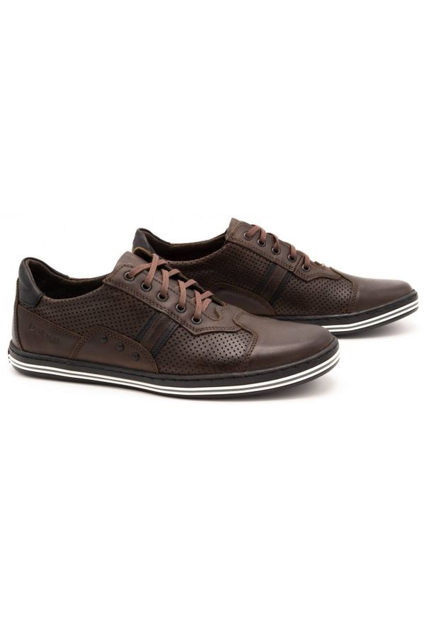 Polbut Buty męskie casual 1801P ciemny brąz brązowe. Okazja: na co dzień. Zapięcie: pasek. Kolor: brązowy. Materiał: jeans, skóra. Wzór: paski. Sezon: lato, jesień, wiosna. Styl: casual