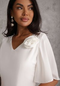 Renee - Biała Zwiewna Sukienka Wieczorowa VICES z Aplikacją 3D w Kształcie Kwiatu Themira. Typ kołnierza: dekolt w kształcie V. Kolor: biały. Wzór: aplikacja, kwiaty. Styl: wizytowy #8