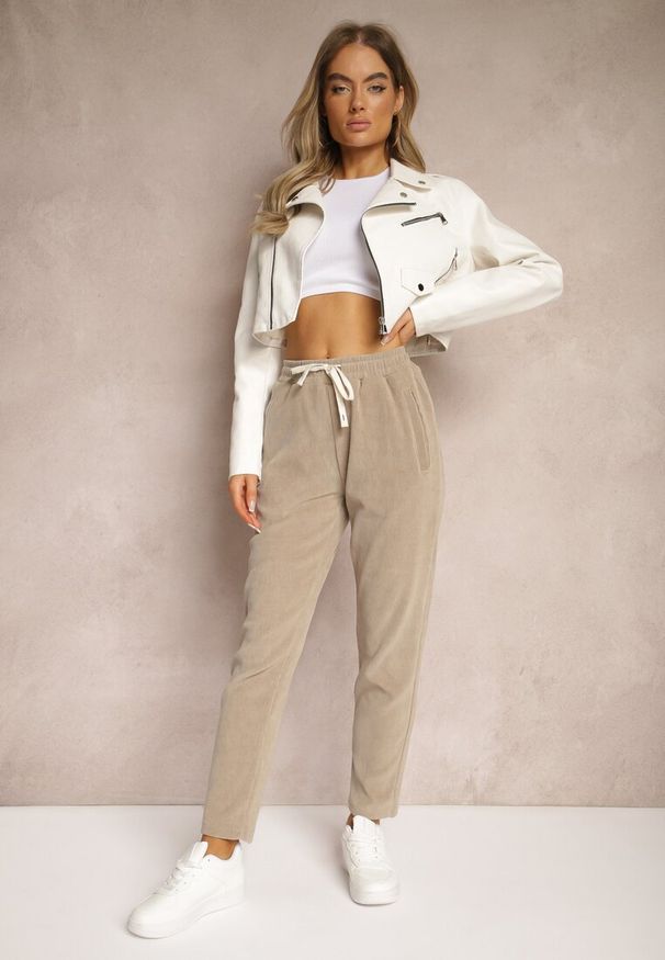 Renee - Ciemnobeżowe Spodnie Sztruksowe High Waist z Dodatkiem Bawełny i Gumką w Talii Jedela. Stan: podwyższony. Kolor: beżowy. Materiał: bawełna, sztruks