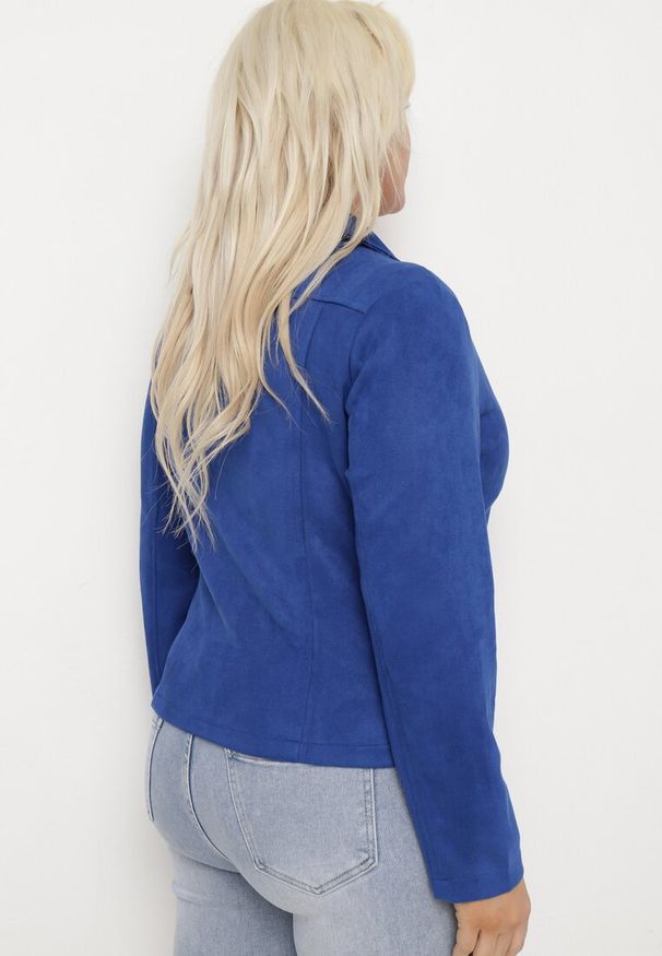 Born2be - Granatowa Kurtka Ramoneska z Imitacji Zamszu z Asymetrycznym Suwakiem Maisen. Kolekcja: plus size. Kolor: niebieski. Materiał: zamsz