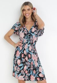 Born2be - Czarno-Różowa Sukienka Mini z Marszczoną Gumką w Pasie i Kopertowym Dekoltem Rhexielle. Okazja: na co dzień. Kolor: czarny. Materiał: tkanina. Wzór: kwiaty. Typ sukienki: kopertowe. Styl: casual. Długość: mini