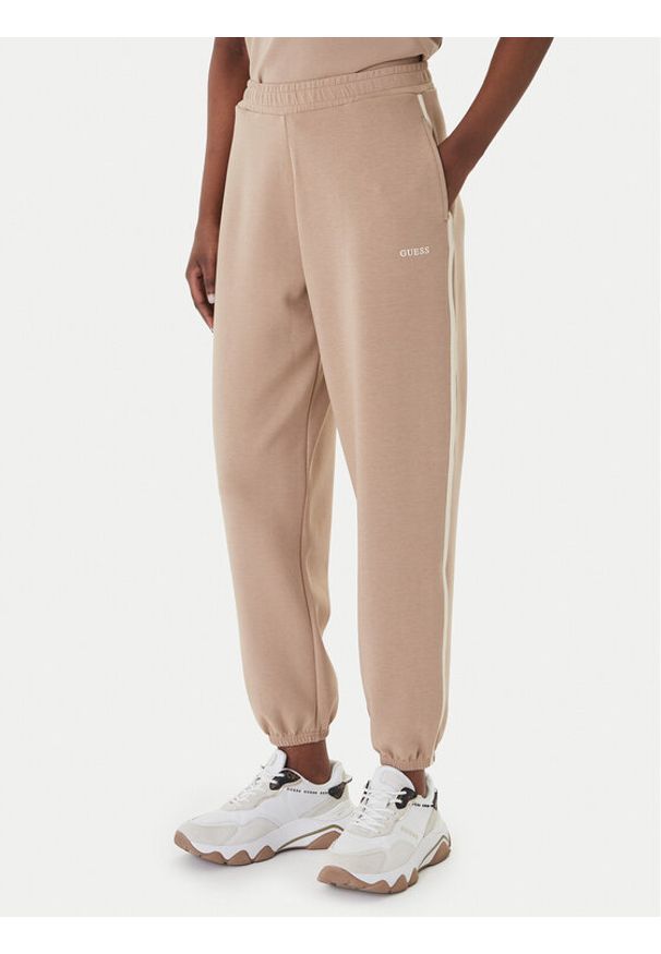 Guess Spodnie dresowe V6GB02 K2915 Beżowy Regular Fit. Kolor: beżowy. Materiał: syntetyk