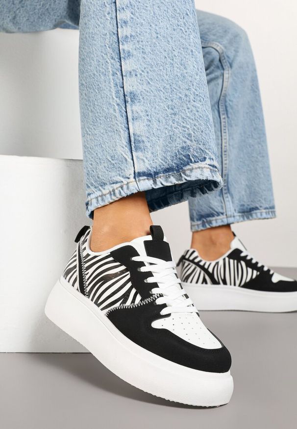 Renee - Czarno-Białe Sneakersy na Platformie z Perforacją na Nosku Ozdobione Wzorem w Zeberkę Senadaris. Kolor: czarny. Materiał: jeans. Wzór: aplikacja. Obcas: na platformie