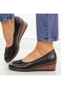 POTOCKI - Czarne czółenka damskie na koturnie Potocki 12791. Okazja: na co dzień, do pracy. Nosek buta: okrągły. Kolor: czarny. Szerokość cholewki: normalna. Wzór: aplikacja. Materiał: skóra. Sezon: wiosna, jesień, lato. Obcas: na koturnie. Styl: casual, elegancki, klasyczny #1