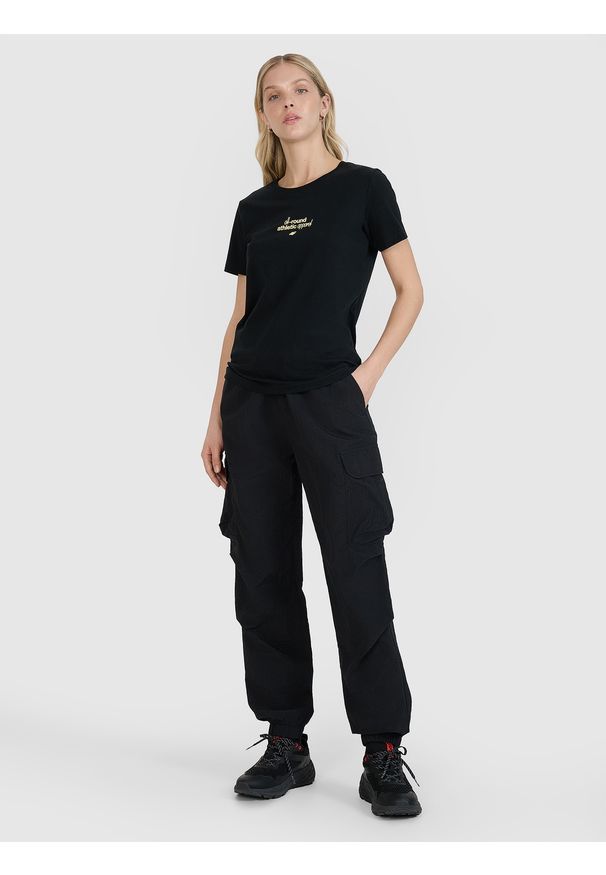 4f - 4F T-shirt regular z nadrukiem damski - czarny XS. Okazja: na co dzień. Kolor: czarny. Materiał: dzianina, jersey, bawełna, materiał. Długość rękawa: krótki rękaw. Długość: krótkie. Wzór: nadruk. Styl: casual, klasyczny, sportowy