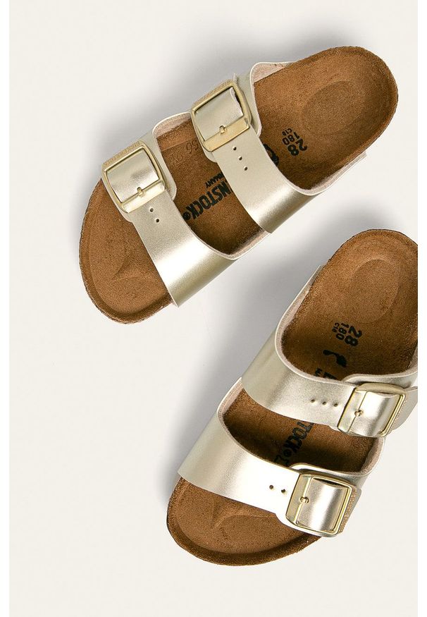 Birkenstock - Klapki dziecięce Arizona. Kolor: złoty. Materiał: materiał. Wzór: gładki. Obcas: na obcasie. Wysokość obcasa: niski