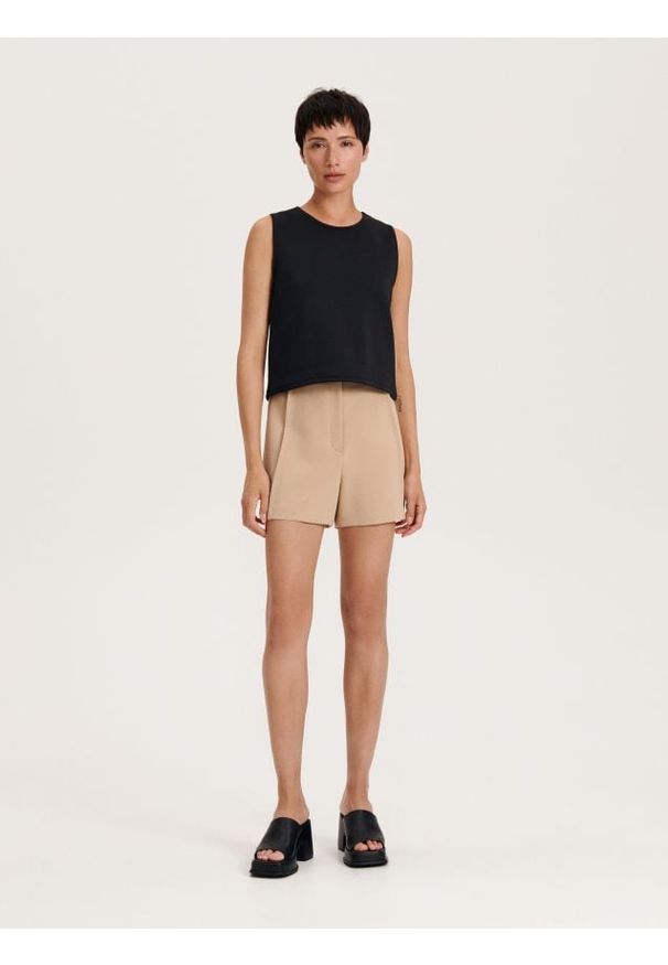 Reserved - Szorty z wysokim stanem - beżowy. Stan: podwyższony. Kolor: beżowy. Materiał: włókno, wiskoza, tkanina