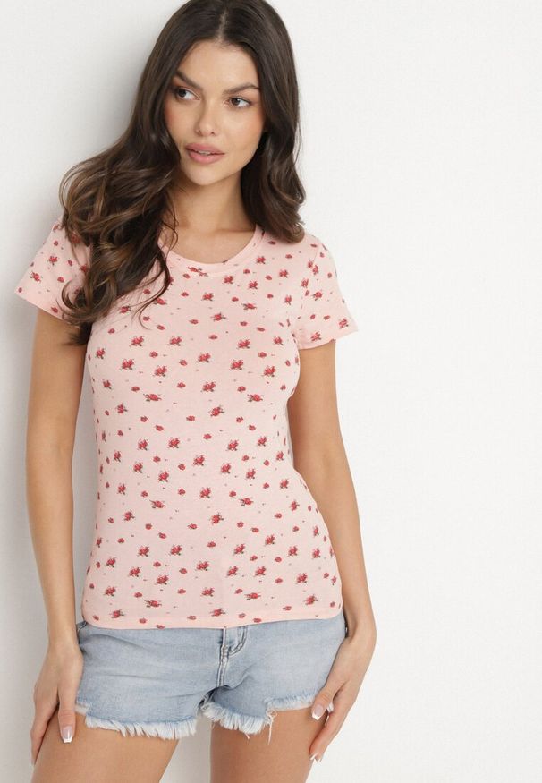 Born2be - Różowy Bawełniany T-shirt w Kwiatowy Wzór Savele. Okazja: na co dzień, do pracy, na spotkanie biznesowe, na spacer. Kolor: różowy. Materiał: bawełna. Wzór: kwiaty. Styl: klasyczny, casual, biznesowy