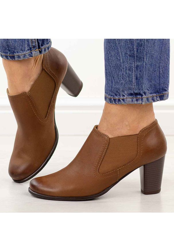 Brązowe Polskie botki damskie Gregors 553. Okazja: na co dzień. Nosek buta: okrągły. Kolor: brązowy. Szerokość cholewki: normalna. Materiał: skóra. Sezon: wiosna, jesień. Obcas: na obcasie. Styl: casual, elegancki, klasyczny, wizytowy. Wysokość obcasa: średni