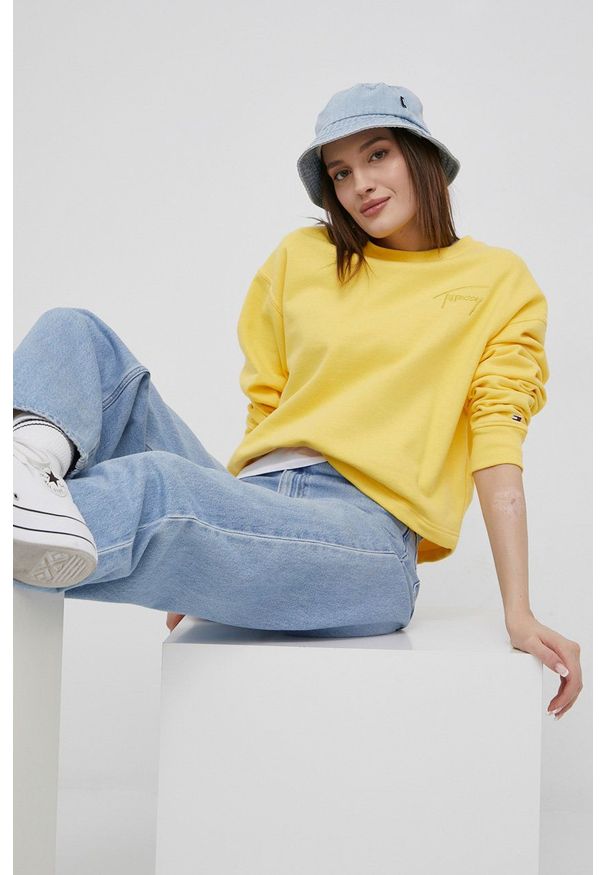 Tommy Jeans Bluza damska kolor żółty z aplikacją. Okazja: na co dzień. Kolor: żółty. Materiał: dzianina. Długość rękawa: długi rękaw. Długość: długie. Wzór: aplikacja. Styl: casual