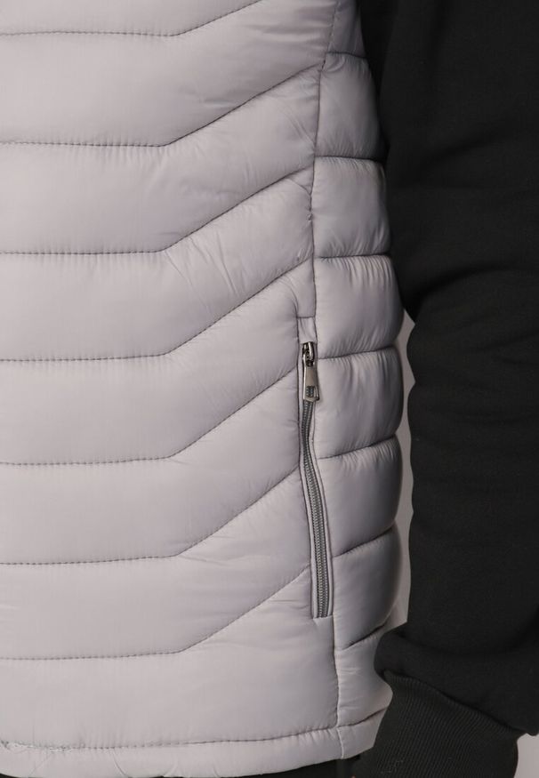 Born2be - Szara Kamizelka z Odpinanym Kapturem Pikowana ze Ściągaczami Wodoodporna Migiel. Okazja: na co dzień. Kolor: szary. Materiał: jeans. Styl: casual, elegancki