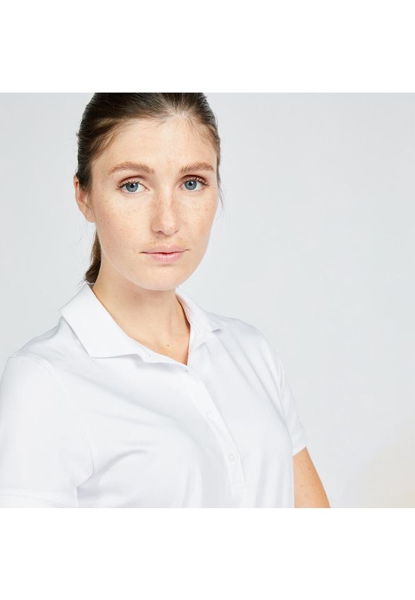 INESIS - Koszulka polo do golfa damska z krótkim rękawem Inesis WW500. Typ kołnierza: golf, polo. Kolor: biały. Materiał: materiał, poliester, elastan. Długość rękawa: krótki rękaw. Długość: krótkie. Styl: klasyczny, elegancki