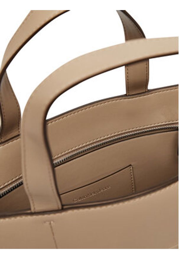 Calvin Klein Jeans Torebka Sculpted Mini Ew Tote LV04K3111G Beżowy. Kolor: beżowy. Materiał: skórzane