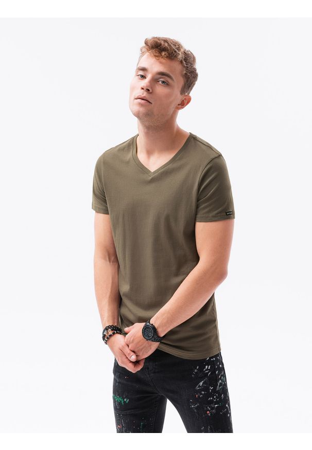 Ombre Clothing - Klasyczna męska koszulka z dekoltem w serek BASIC - ciemnooliwkowy V6 - Rozmiar: S. Typ kołnierza: dekolt w serek. Kolor: oliwkowy. Materiał: jeans, bawełna. Długość: krótkie. Styl: klasyczny
