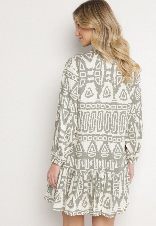 Born2be - Zielona Wiskozowa Sukienka w Etniczny Wzór o Rozkloszowanym Kroju z Wiązaniem Nalpio. Okazja: na co dzień. Typ kołnierza: dekolt w serek. Kolor: zielony. Materiał: wiskoza. Długość rękawa: długi rękaw. Styl: casual, elegancki