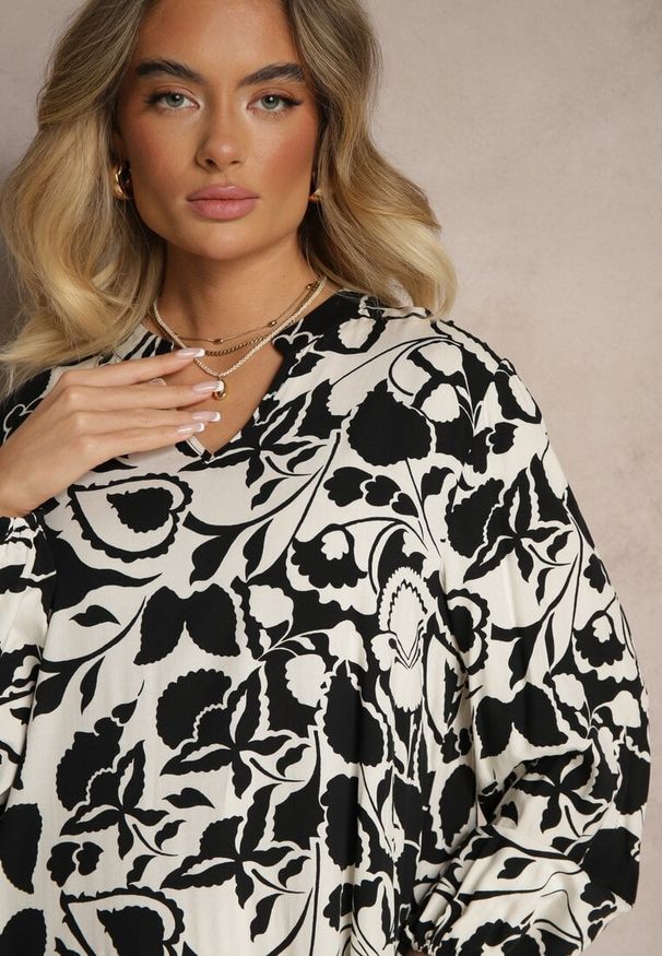 Renee - Czarna Pudełkowa Sukienka z Wiskozy w Kwiatowy Print Ridielia. Okazja: na co dzień. Typ kołnierza: dekolt w kształcie V. Kolor: czarny. Materiał: wiskoza. Wzór: kwiaty, nadruk. Styl: casual, elegancki