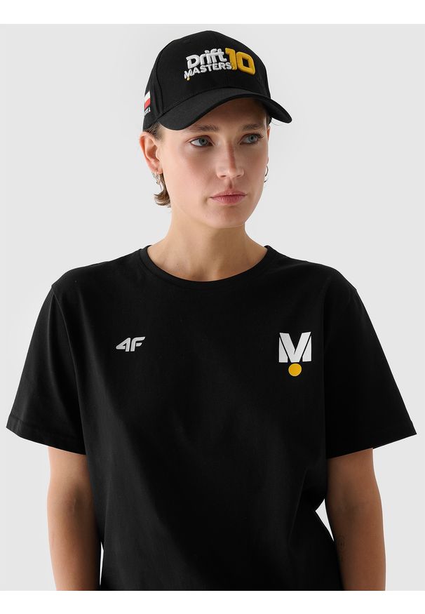 4f - 4F Czapka z daszkiem snapback uniseks 4F x Drift Masters - czarna L/XL. Kolor: czarny. Materiał: bawełna, materiał. Wzór: haft. Sezon: lato