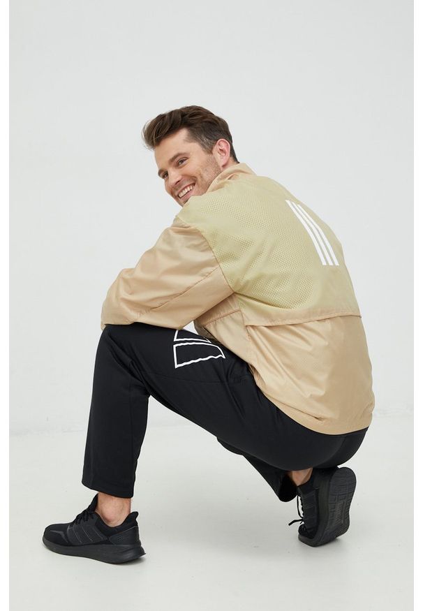 adidas Performance wiatrówka kolor beżowy przejściowa. Okazja: na co dzień. Kolor: beżowy. Materiał: materiał. Styl: casual
