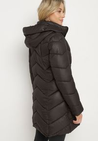 Born2be - Czarna Pikowana Kurtka o Taliowanym Kroju z Kapturem i Futrzaną Podszewką Emithalla. Okazja: na co dzień. Typ kołnierza: kaptur. Kolor: czarny. Materiał: futro. Długość rękawa: długi rękaw. Długość: długie. Styl: casual, elegancki, klasyczny #4