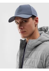 4f - Czapka z daszkiem strapback męska - denim. Kolor: niebieski. Materiał: denim. Wzór: aplikacja. Sezon: lato. Styl: sportowy, klasyczny