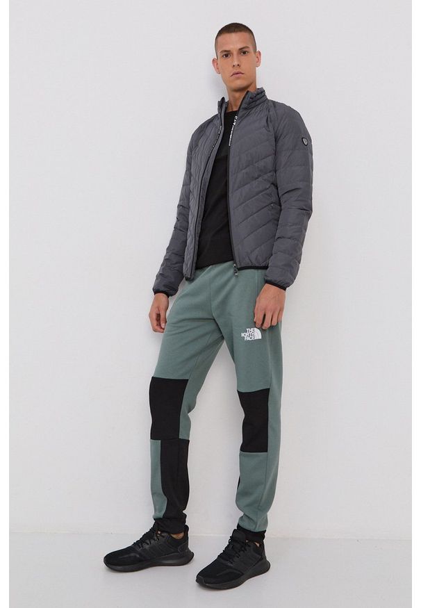 EA7 Emporio Armani Kurtka puchowa męska kolor szary zimowa. Okazja: na co dzień. Kolor: szary. Materiał: puch. Sezon: zima. Styl: casual
