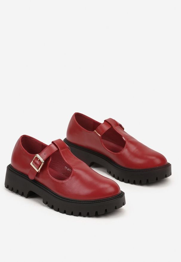 Renee - Bordowe Półbuty na Platformie Wykończone Sprzączką Berilora. Okazja: na co dzień. Zapięcie: sprzączka. Kolor: czerwony. Materiał: jeans. Obcas: na platformie. Styl: casual, elegancki