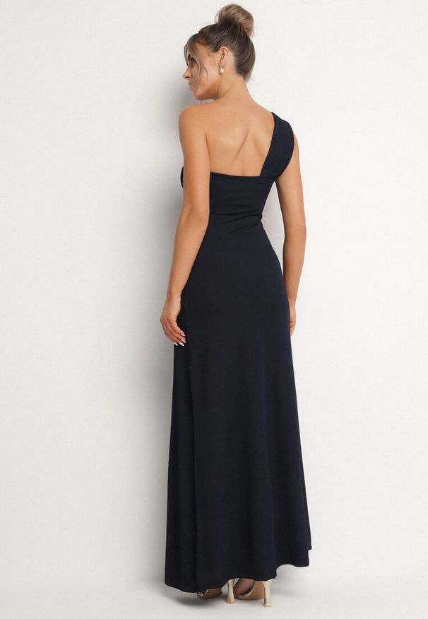 Born2be - Granatowa Koktajlowa Taliowana Sukienka na Jedno Ramię z Metaliczną Ozdobą Divalline. Okazja: na imprezę. Kolor: niebieski. Wzór: aplikacja. Typ sukienki: asymetryczne. Styl: wizytowy