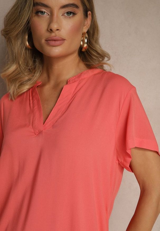 Renee - Różowa Bluzka z Wiskozy z Dekoltem w Serek Savelae. Okazja: na co dzień. Typ kołnierza: dekolt w serek. Kolor: różowy. Materiał: wiskoza. Styl: klasyczny, casual