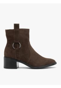 Ryłko - Brązowe botki z paskiem. Okazja: na co dzień. Nosek buta: okrągły. Zapięcie: pasek. Kolor: brązowy. Szerokość cholewki: normalna. Wysokość cholewki: za kostkę. Materiał: skóra, welur. Obcas: na obcasie. Styl: casual, street, klasyczny, elegancki. Wysokość obcasa: średni #1