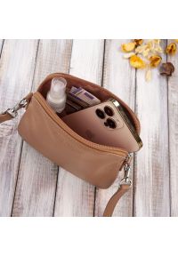 Listonoszka skórzana PAOLO PERUZZI IN-61-CG koniakowa. Sezon: zima, jesień, wiosna, lato. Materiał: skórzane. Rodzaj torebki: na ramię #1