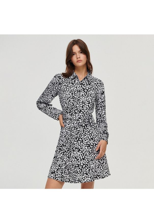 House - Szmizjerka z biało-czarne kwiaty - Wielobarwny. Kolor: czarny, wielokolorowy, biały. Wzór: kwiaty. Typ sukienki: szmizjerki