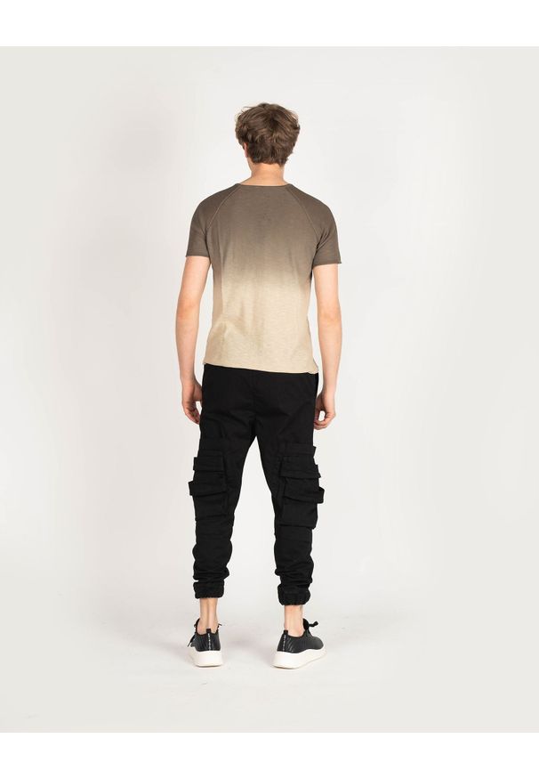 Xagon Man T-Shirt | P22081 12530 | Mężczyzna | Khaki. Okazja: na co dzień. Kolor: brązowy. Materiał: bawełna. Wzór: aplikacja. Styl: casual