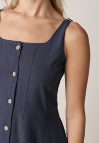 Born2be - Granatowa Rozkloszowana Sukienka z Bawełną Wiskozą i Guzikami Appeia. Okazja: na co dzień. Kolor: niebieski. Materiał: wiskoza, bawełna. Długość rękawa: na ramiączkach. Styl: casual, klasyczny #4